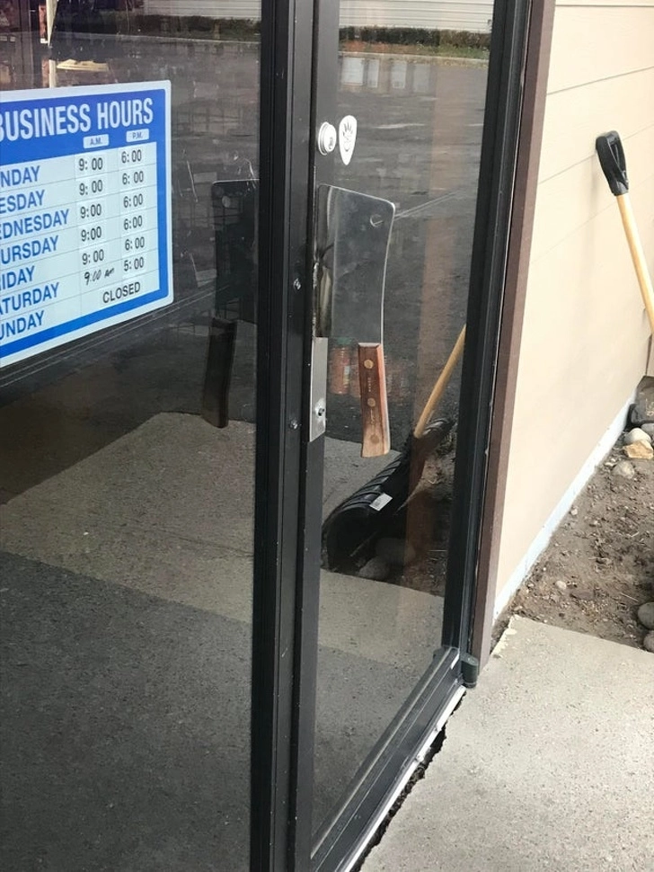 Дверь в мясную лавку. 