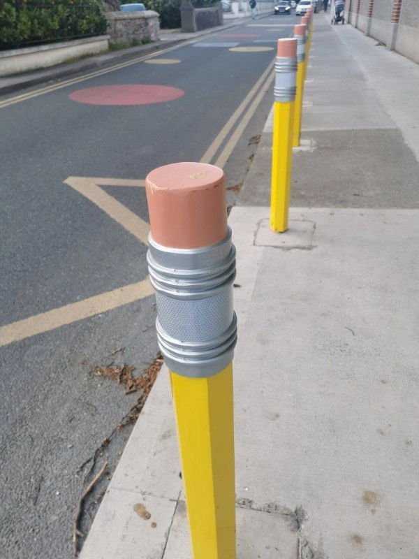 Столбы в виде карандашей недалеко от школы в Лондоне. 
