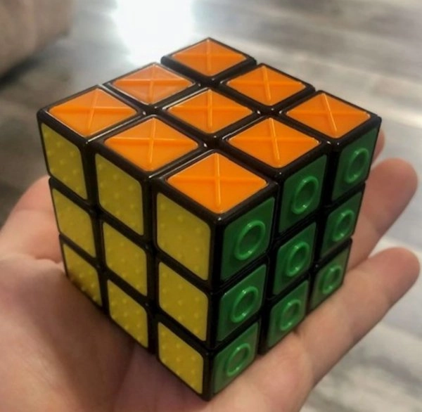 Кубик Рубика, который подходит для слепых. 