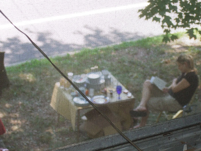 “Предыдущая соседка следила за нами: то есть я возвращался домой, а она выходила во двор и говорила, что сегодня я на 4 минуты позже, чем вчера. И так почти каждый день. А еще она просила объяснить ей причину моих опозданий”. 