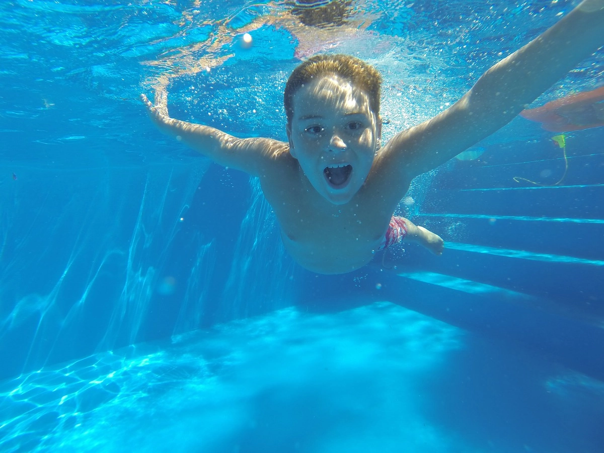 Никау Кармайкл и Арло Пимлотт купались в общественном бассейне в Факатане и соревновались в том, кто из них лучше плавает под водой