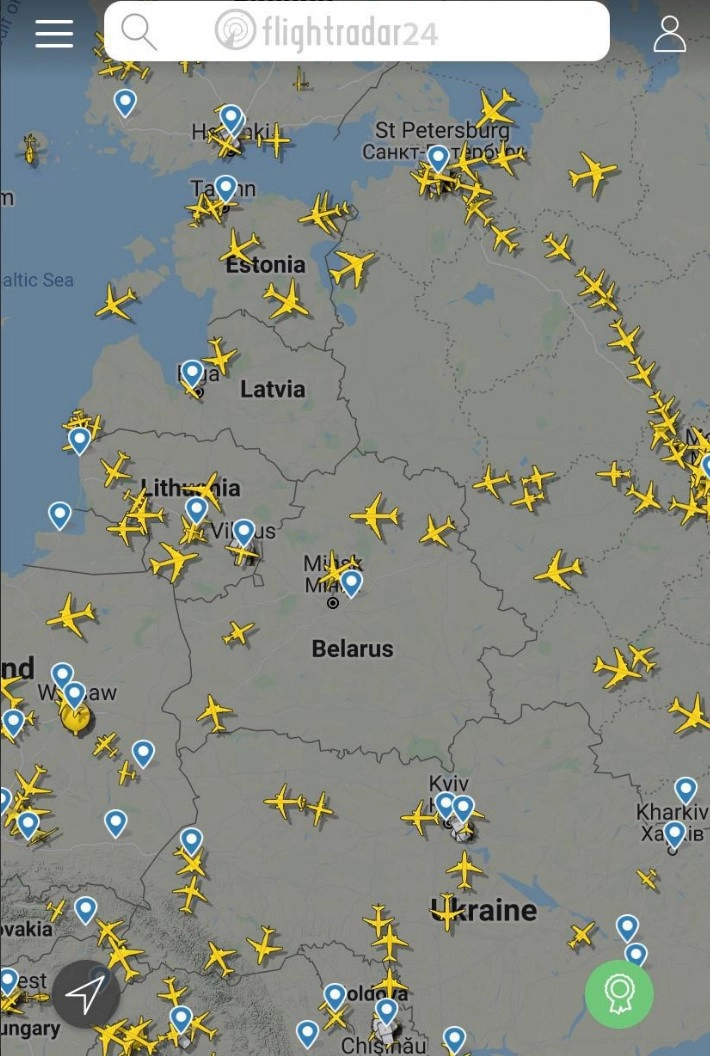 Карта неба после решений западных авиакомпаний приостановить полеты над Белоруссия выглядит сейчас так. В небе лишь два китайских борта и два частных самолета.
