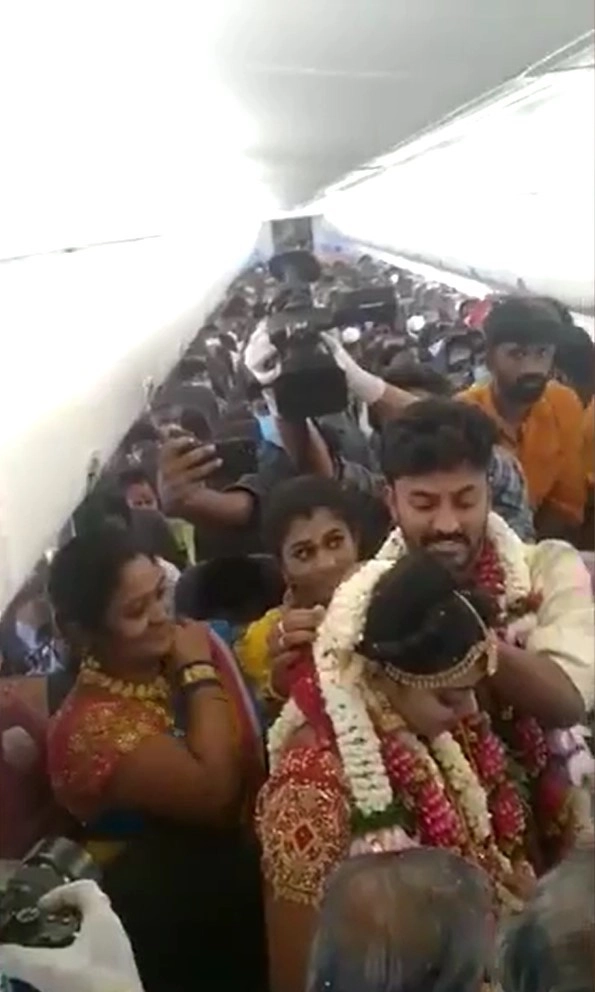 Ракеш и Дакшина из города Мадурай тоже решили нарушить правила и устроили свадьбу на борту самолета, пригласив более более 160 гостей