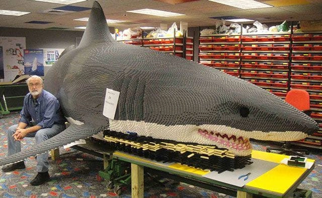 Гигантская акула, сделанная Стивом Герлингом из конструктора Lego. 