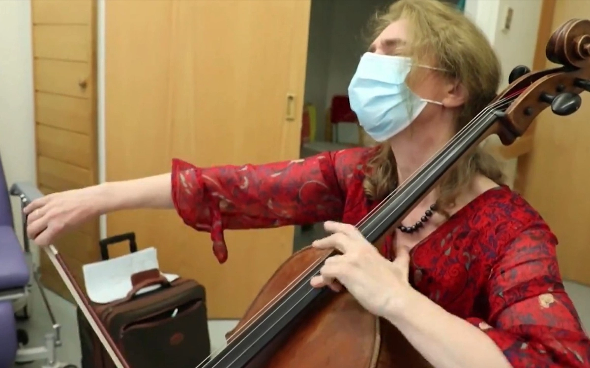 Каждую пятницу Клэр приходит в больницу, чтобы играть для неизлечимо больных пациентов