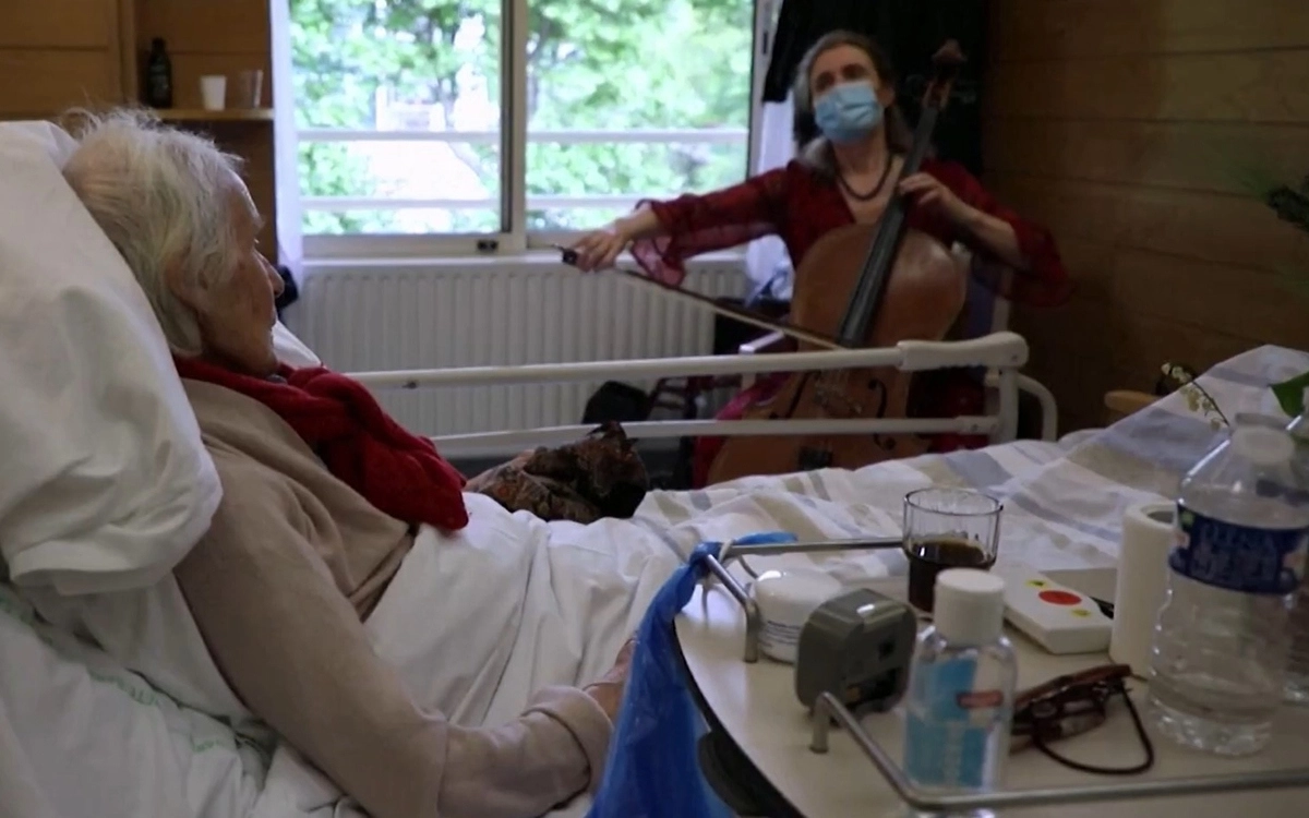 Клэр Опперт играет для умирающих пациентов уже почти десять лет