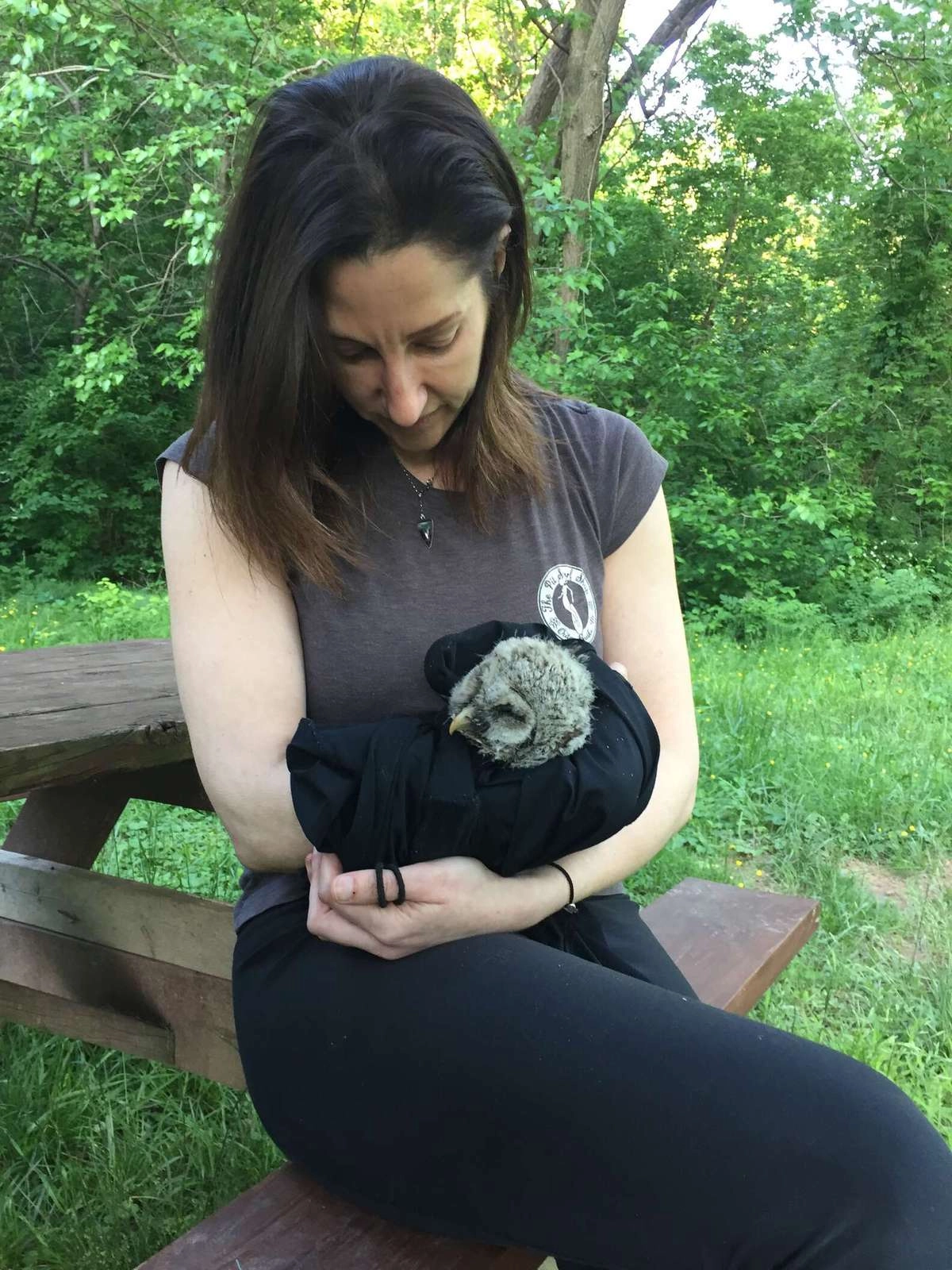 Женщина вошла в реку, сняла куртку, подхватила сову и завернула ее, словно младенца Женщина вошла в реку, сняла куртку, подхватила сову и завернула ее, словно младенца