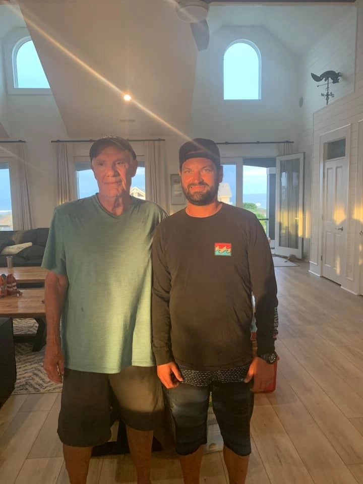 Серфер быстро заметил, что Деннис в беде, схватил доску, бросился к океану и вытащил мужчину