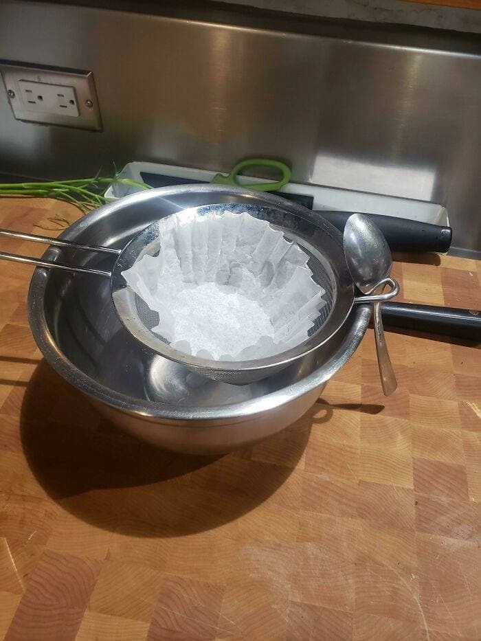 Используете ложку, чтобы закрепить сито. Используете ложку, чтобы закрепить сито.