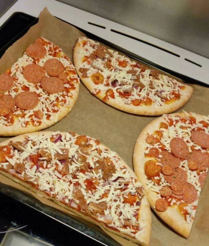 Как приготовить две пиццы на одном противне. 