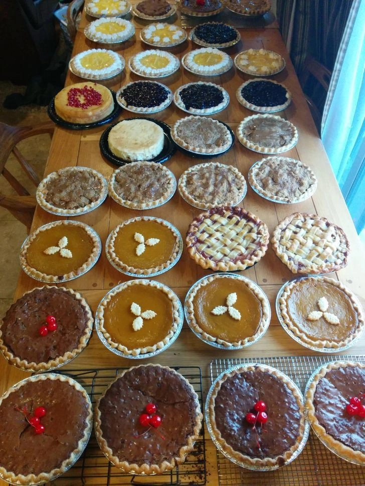 “Ежегодно я готовлю пироги для соседей в честь Дня Благодарения. На 40 пирогов у меня ушло восемь часов”. 