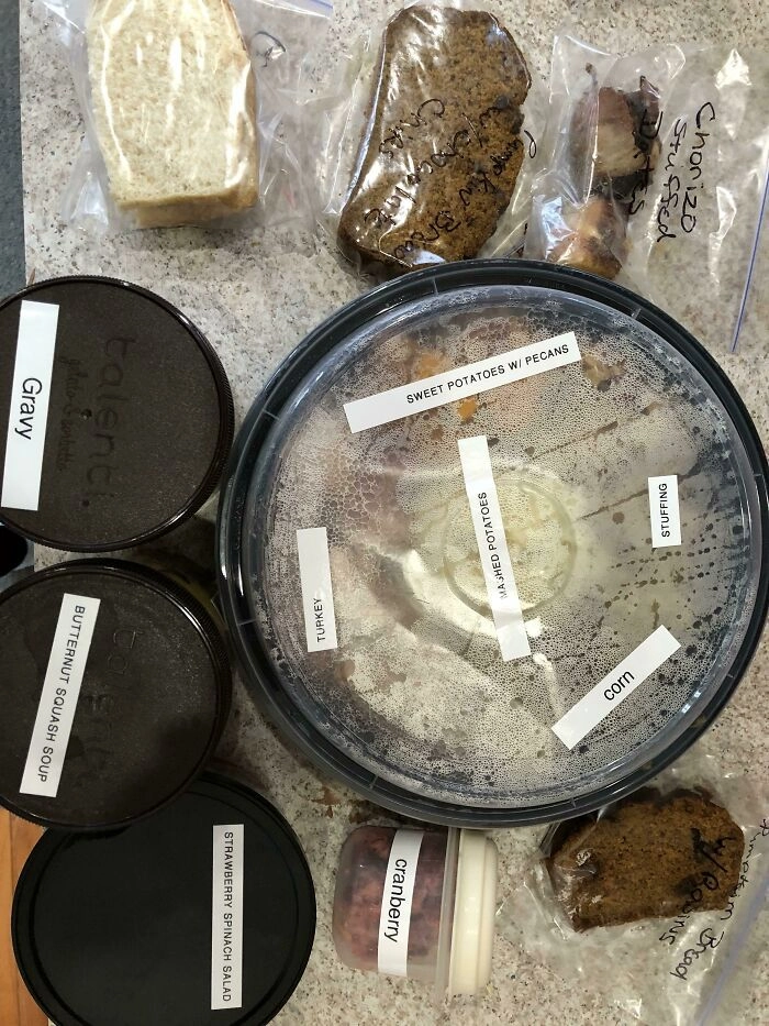 “Сосед узнал, что из-за коронавируса я остаюсь одна дома на День Благодарения, и принес мне праздничный обед”. 