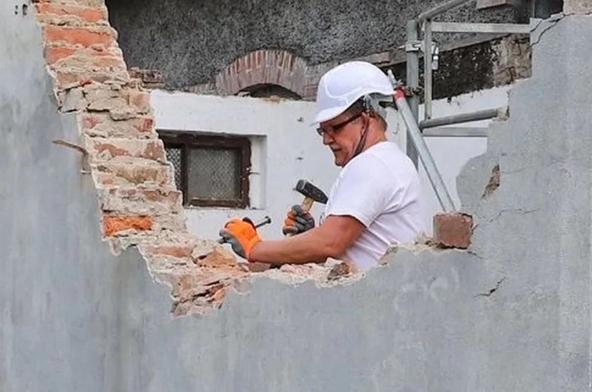 Мэр решил не тратить бюджетные деньги и самостоятельно взялся за работу