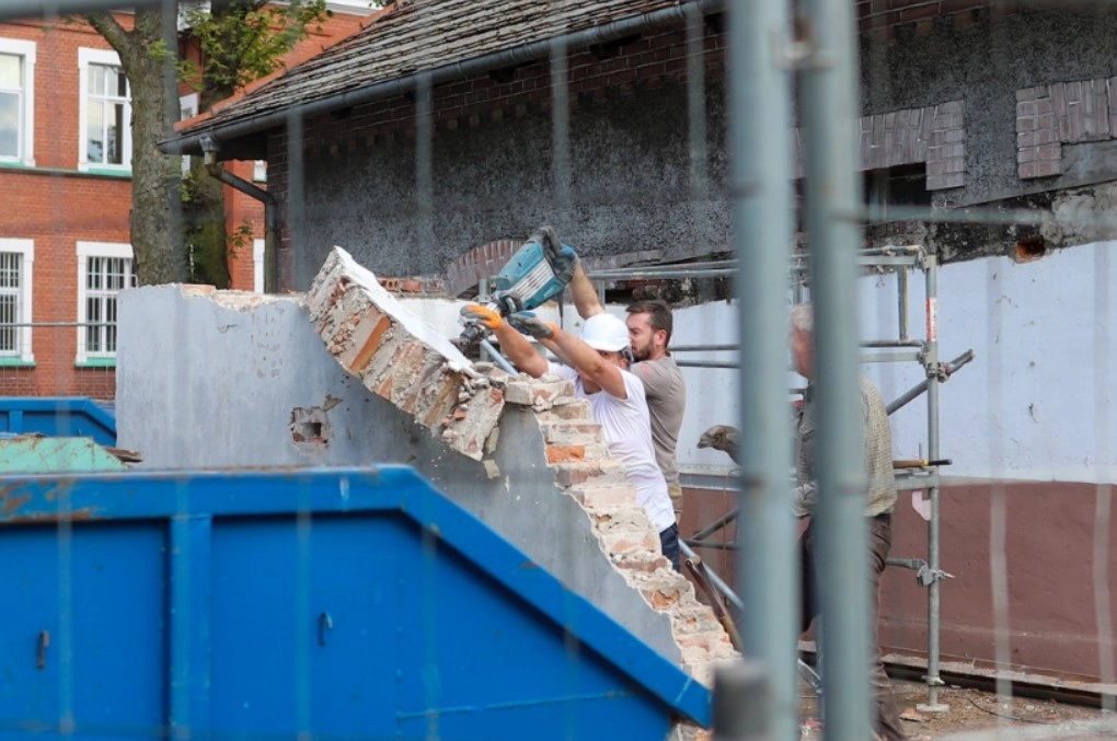 Эдвард Маниура и его помощники разбирали здание в течение двух дней