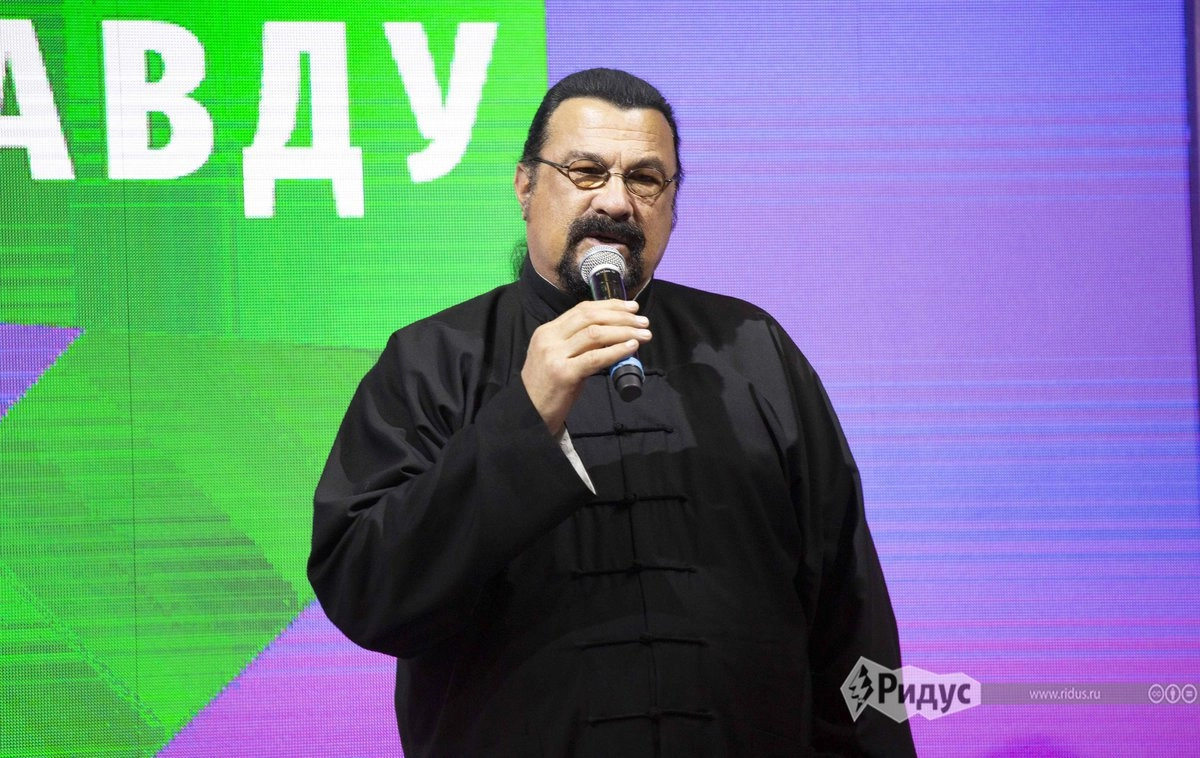 Сигал на собрании основателей партии 