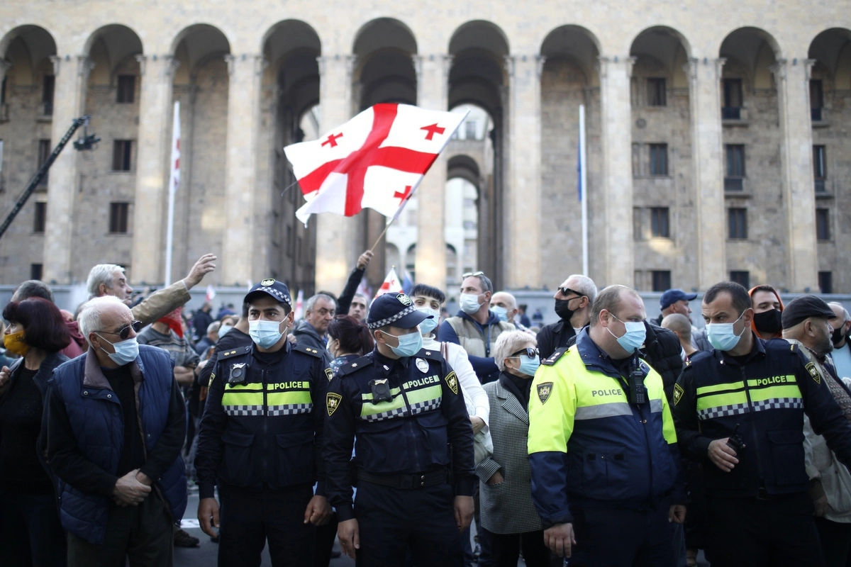 Митинг у здания парламента в Тбилиси © Давид Мдзинаришвили/ТАСС