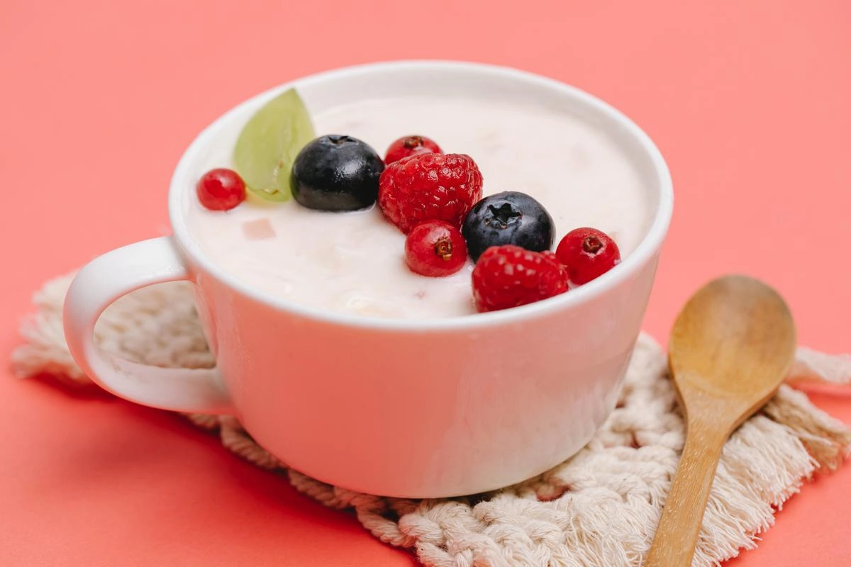 Натуральный йогурт с ягодами отлично подходит не только для завтрака, но и для ужина