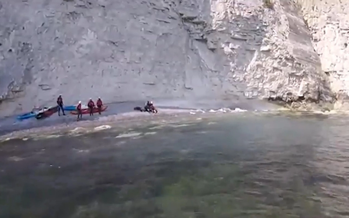 Парня вытащила на берег группа каякеров Парня вытащила на берег группа каякеров