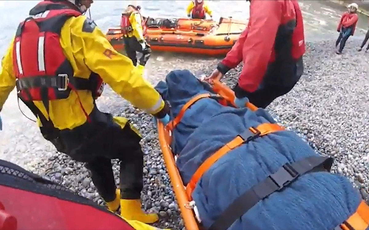 Вскоре на место происшествия прибыли спасатели Вскоре на место происшествия прибыли спасатели