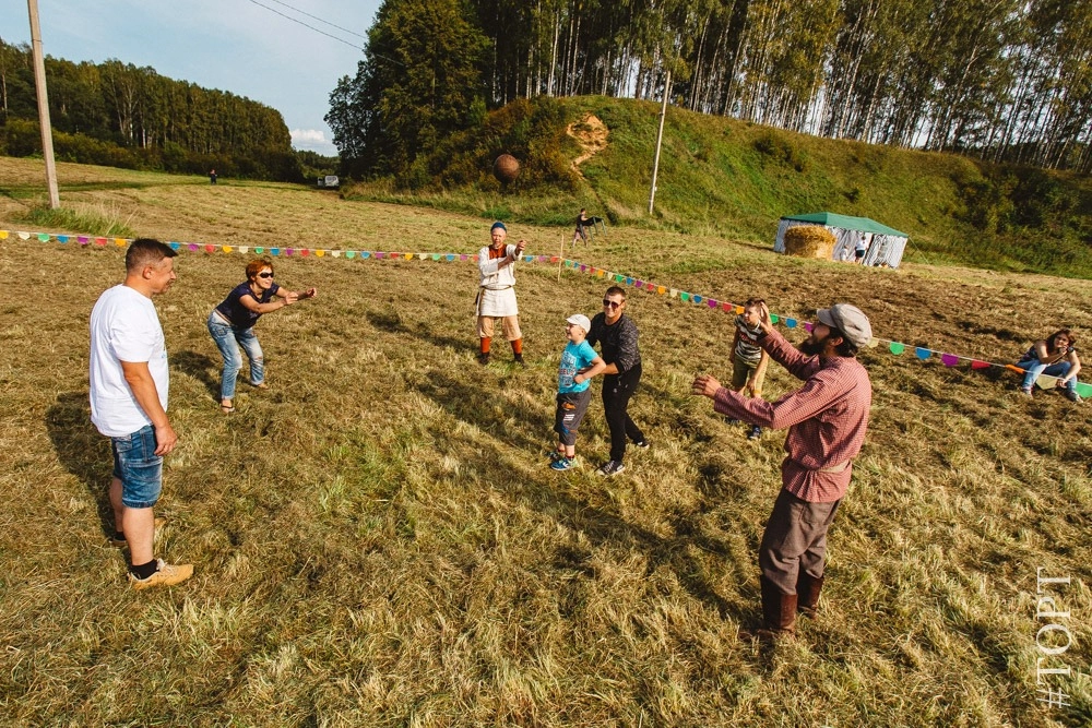 участники русских народных игр. участники русских народных игр.
