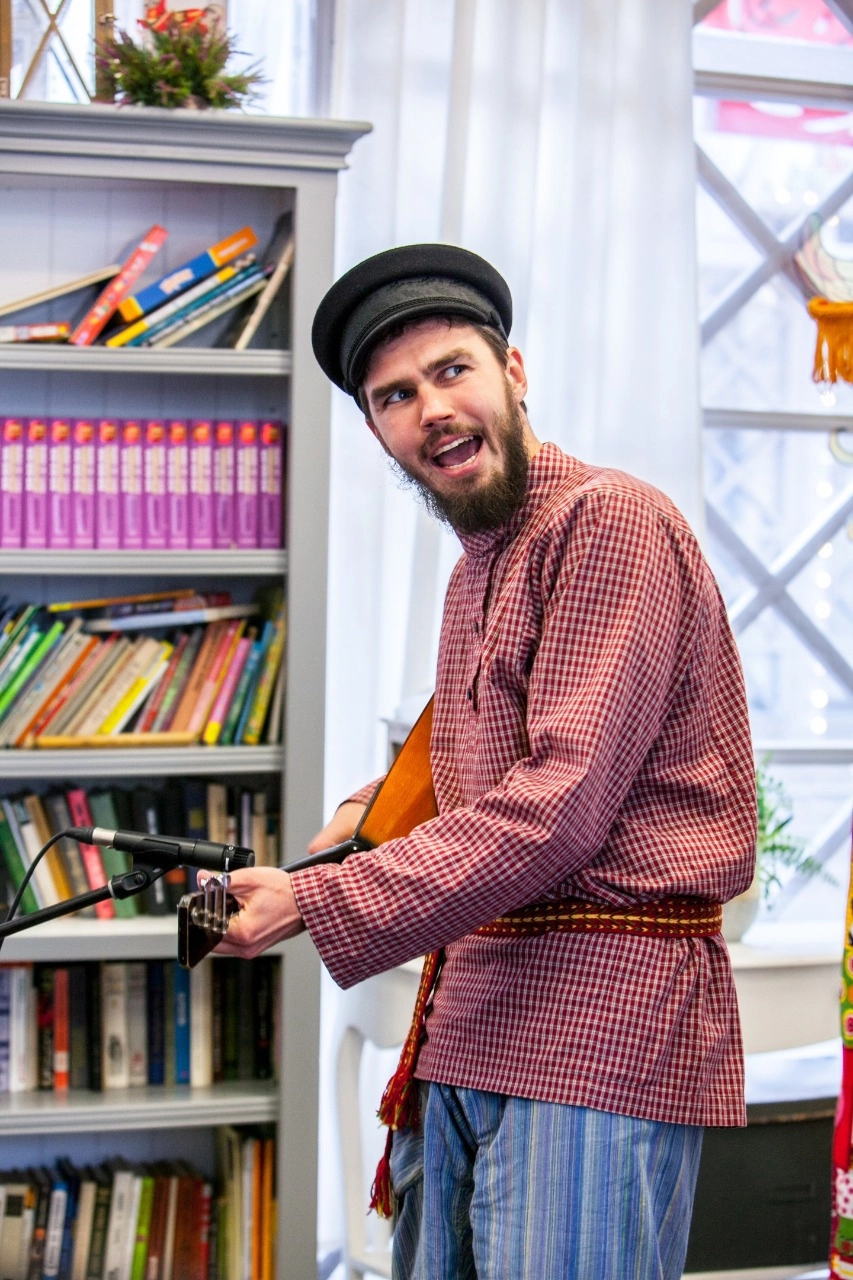 участники русских народных игр. участники русских народных игр.