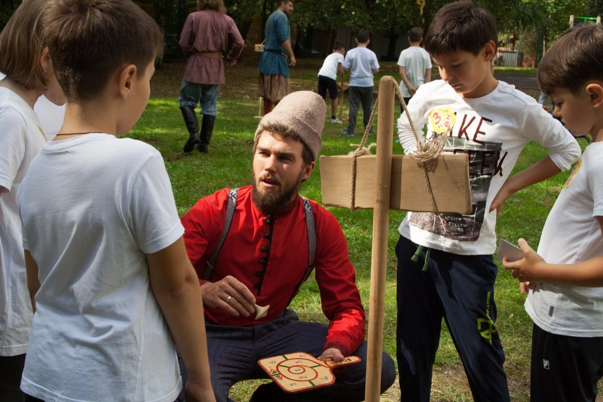 участники русских народных игр. участники русских народных игр.