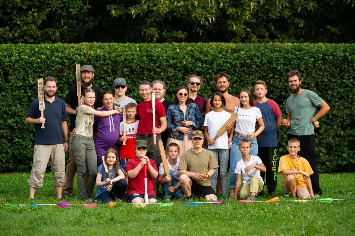 участники русских народных игр. участники русских народных игр.