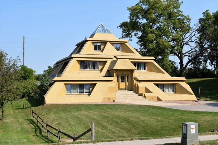 “Соседи рассказывали, что у хозяев огромные проблемы со сливной системой и каждый дождь для них превращается в кошмар” 