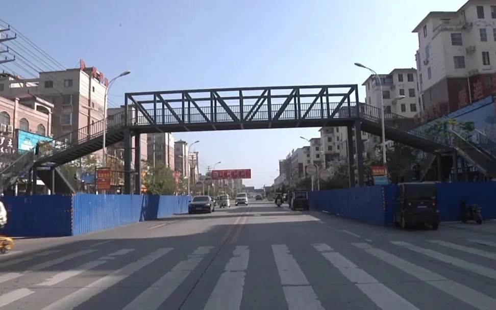 Женщина потратила более 11 миллионов на строительство двух пешеходных мостов Женщина потратила более 11 миллионов на строительство двух пешеходных мостов