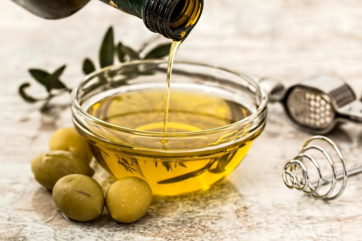 Заправка из оливкового масла легко может заменить майонез