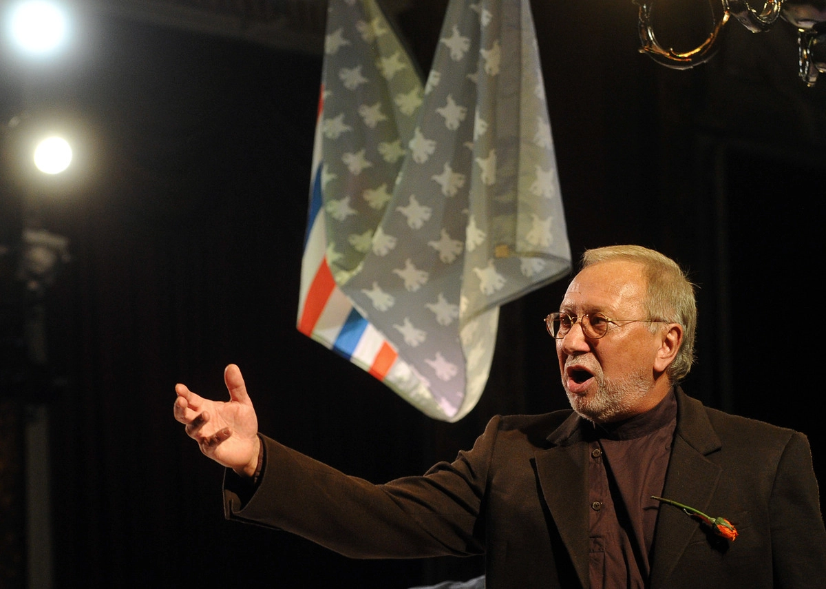 Владимир Качан в спектакле "Медведь" &copy; ITAR-TASS