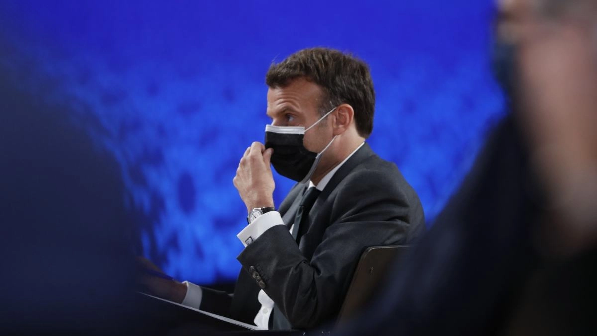 Президент Франции Эммануэль Макрон на саммите в Порту