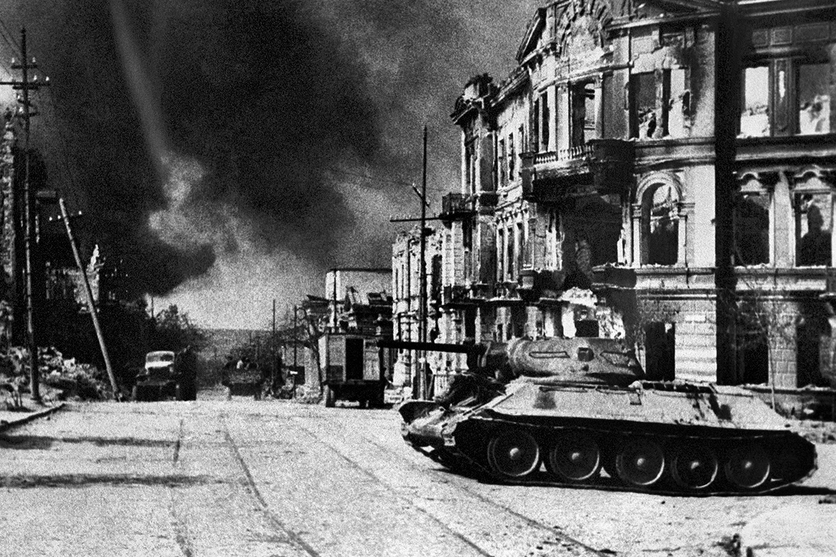 Севастополь. Вид на улицу Ленина в день освобождения города