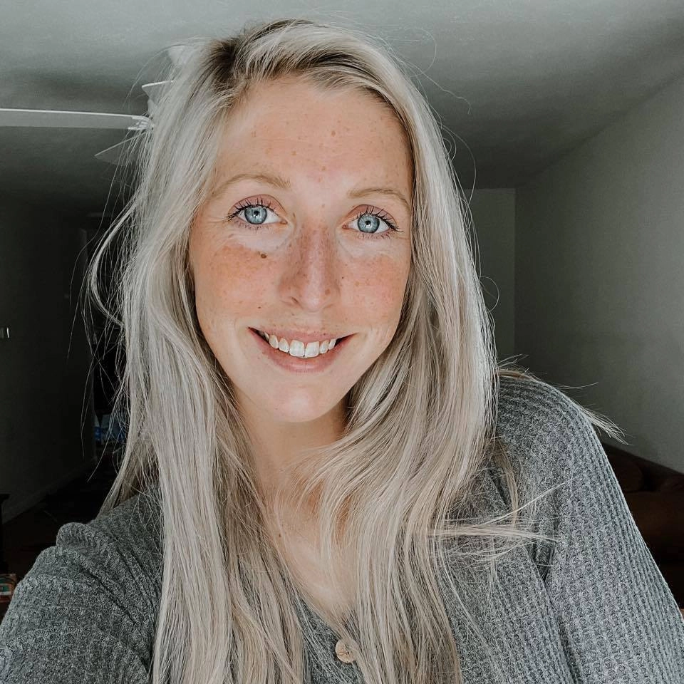 Алисса наслаждалась днем на пляже на озере Мичиган со своими детьми, когда заметила пару рук, активно махающих из бурной воды