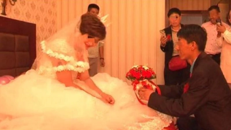 Невеста была подозрительно похожа на жену Инь Чэна, и после повторного просмотра видео мужчина убедился, что это действительно была она