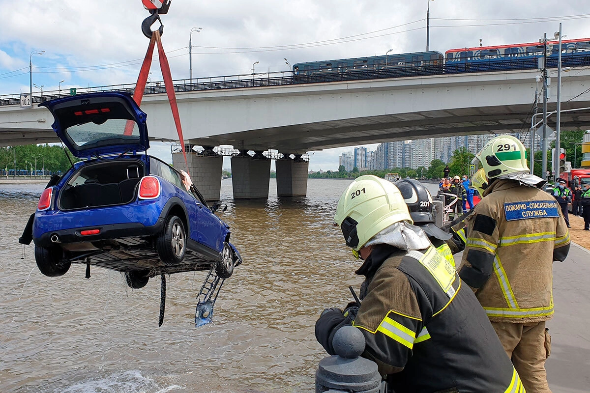 Машины падают в воду. Машина упала в речку. ДТП Нагатинская набережная Коломенская. Машина упала в реку Москва. Аварии на Набережных Москвы.