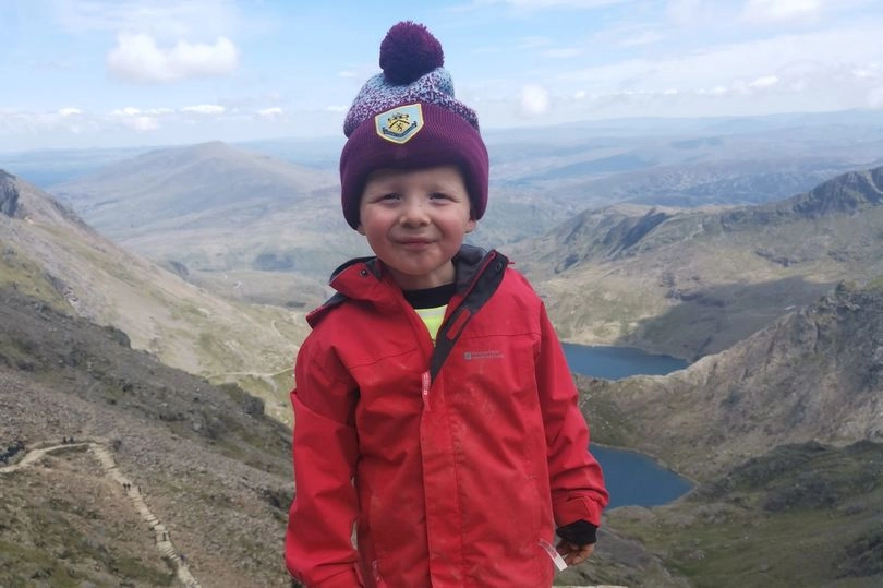 Пятилетний мальчик по имени Джексон Кшищик из Великобритании стал самым молодым человеком, покорившим всего за одни день три горы на Пеннинском хребте