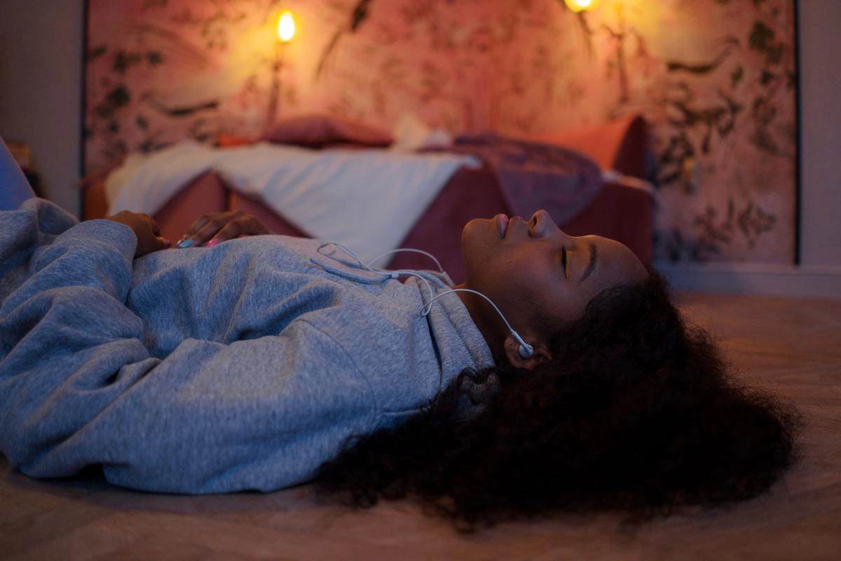 Результаты исследования, опубликованные в журнале Psychological Science, показали, что у людей, привыкших слушать музыку в постели, часто появляются «ушные черви» и ухудшается качество сна