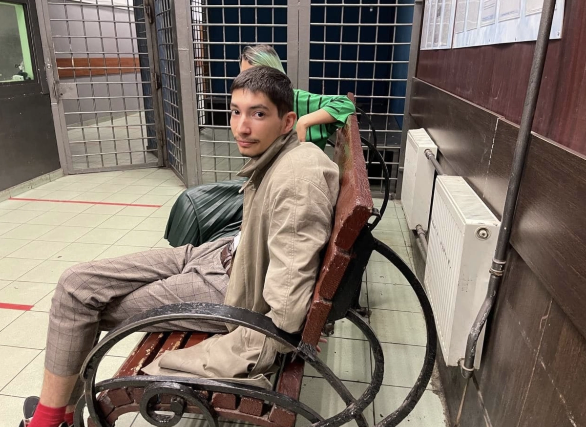 Крисевич в отделении.