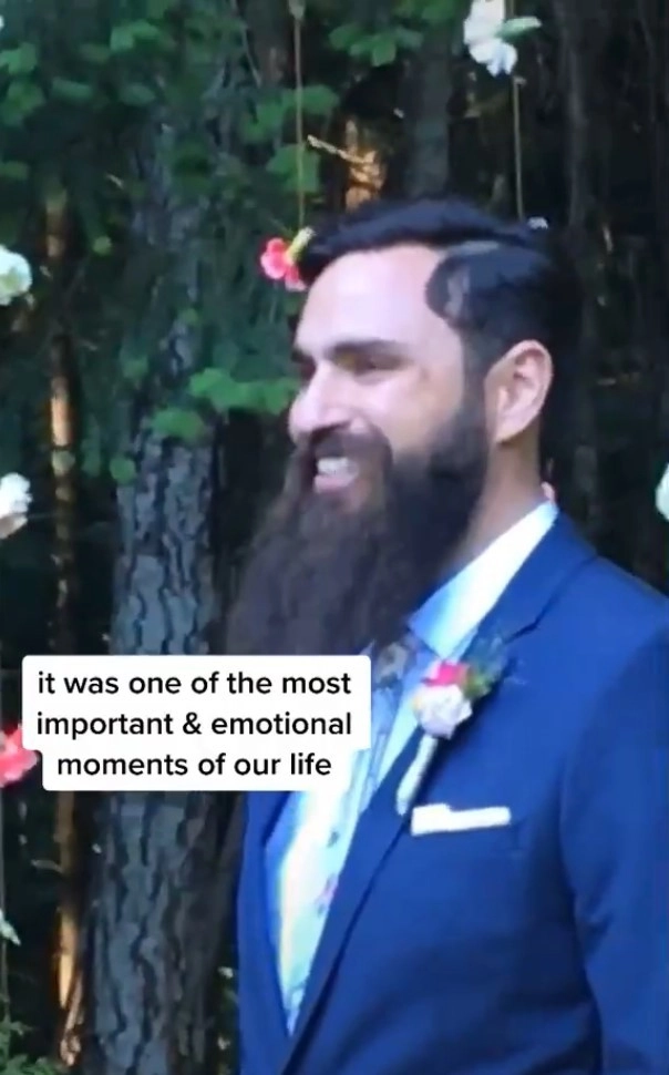 Когда Тейлор шла к алтарю, жених ждал ее, сияя широченной улыбкой от уха до уха