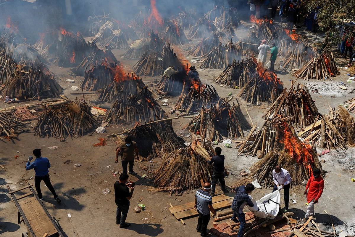 Уличная кремация умерших от ковида в Индии