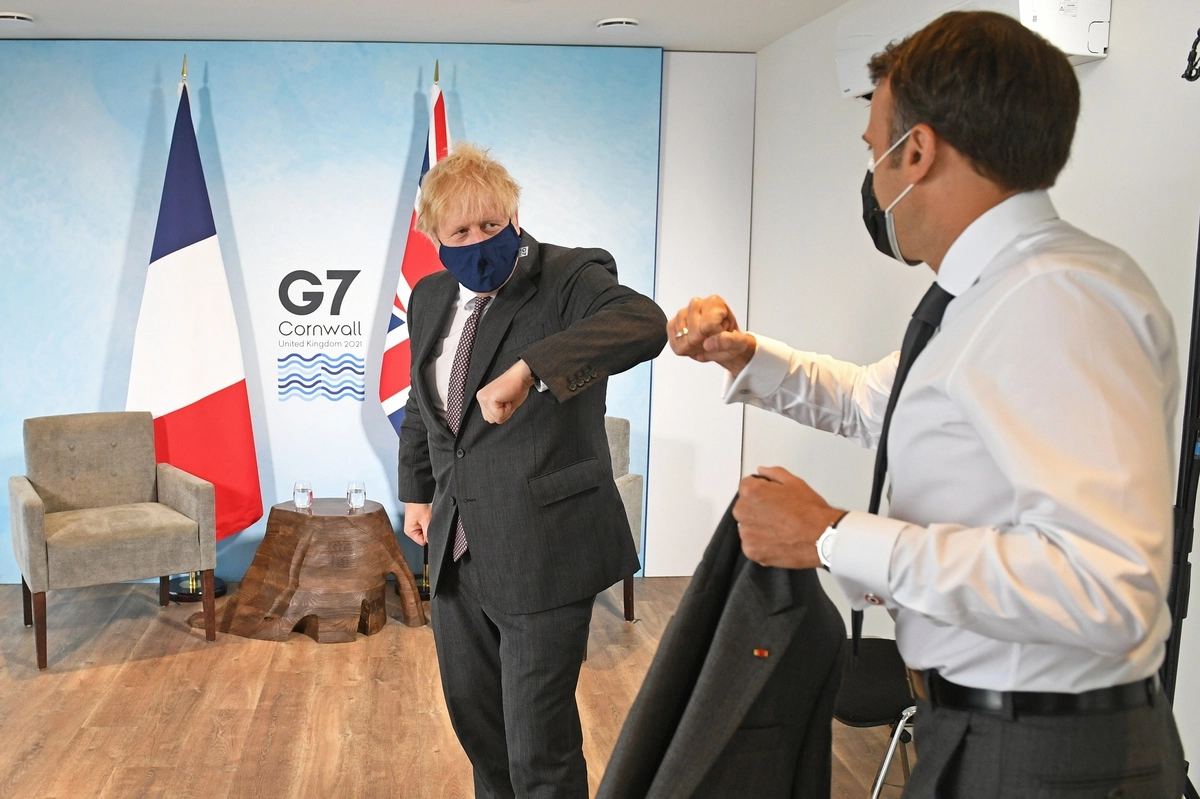 Лидеры Великобритании и Франции Борис Джонсон и Эммануэль Макрон на саммите G7 в Корнуолле