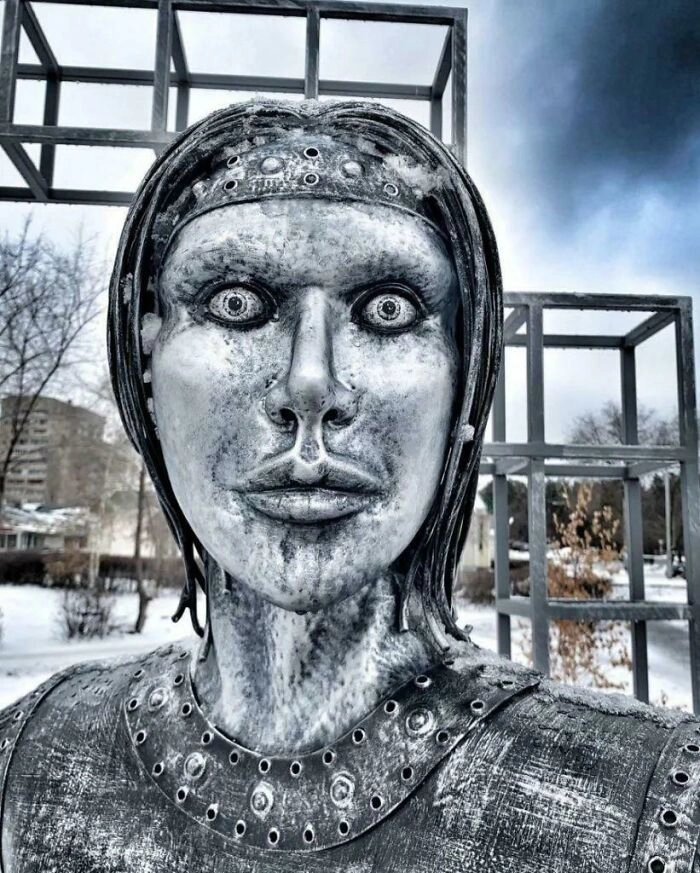 Знаменитая статуя Аленки из Нововоронежа. 