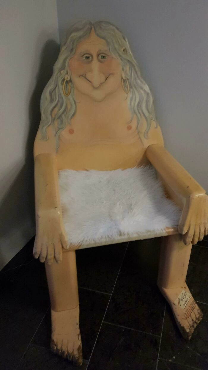 Кошмарный стул в нашем отеле. 