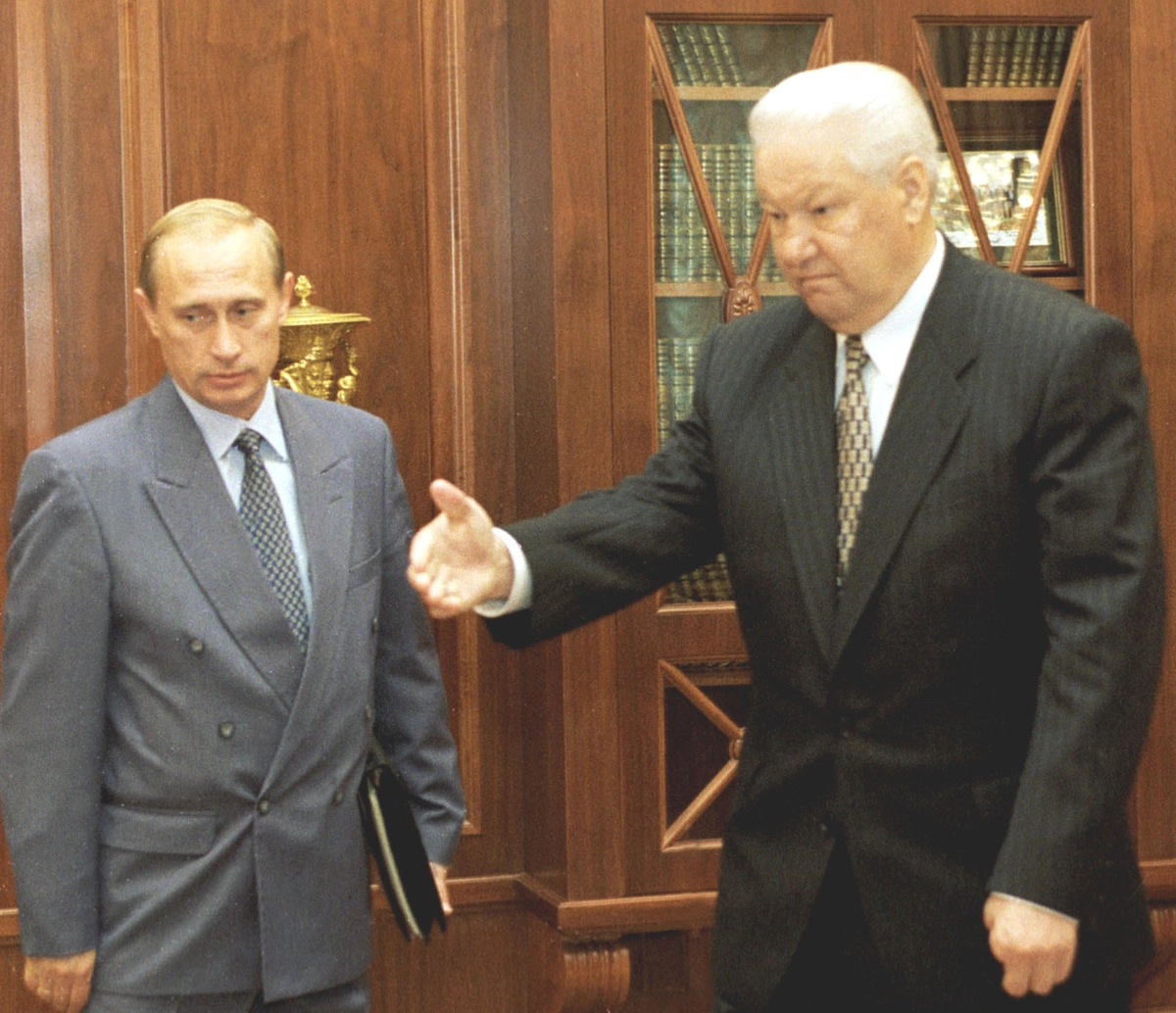 В 1999 году Владимира Путина избрал своим преемником тогдашний президент Борис Ельцин