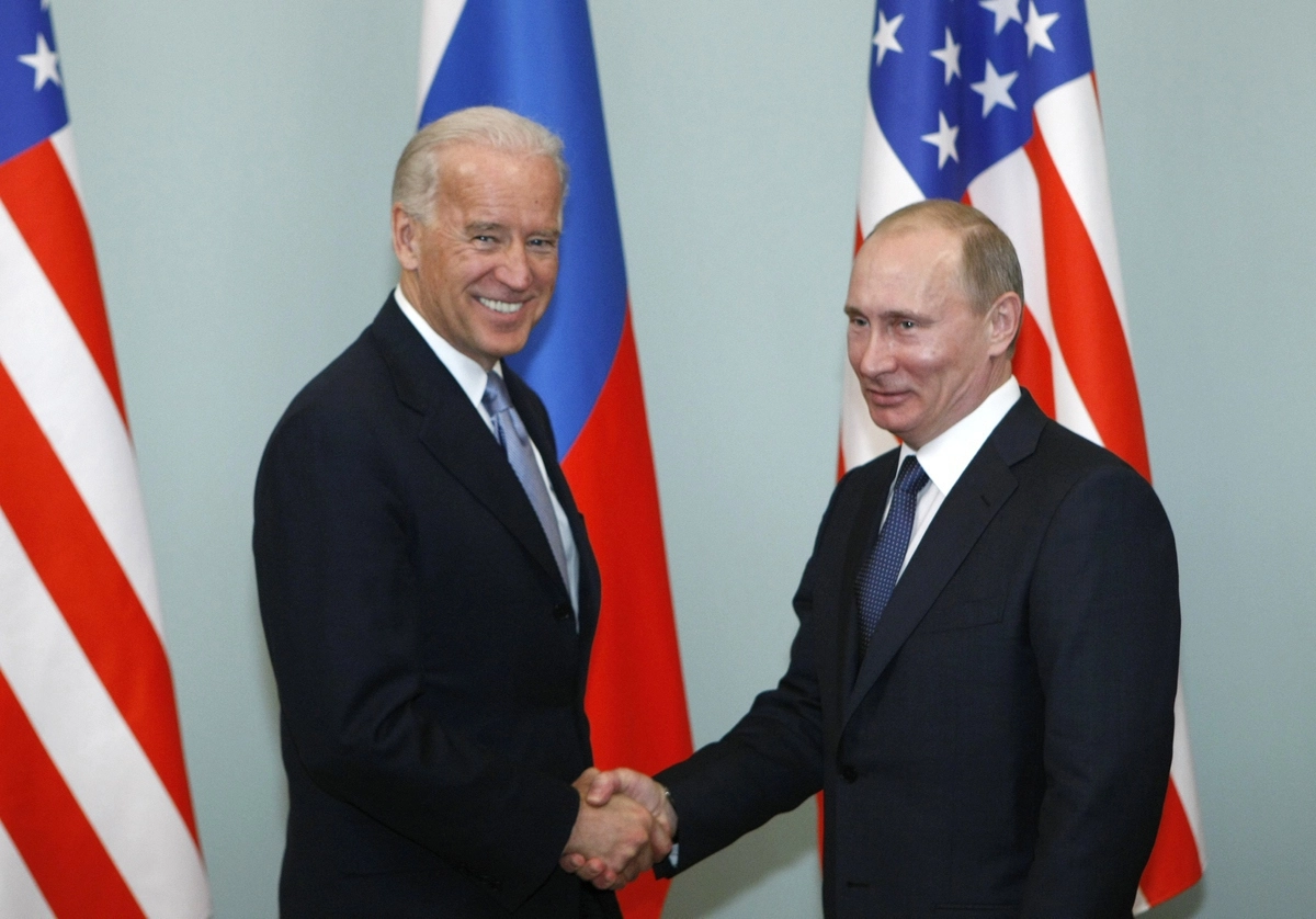 Владимир Путин и Джо Байден. © AP Photo/Evgeniy Maloletka/ТАСС