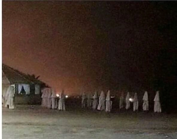 Это не собрание ку-клукс-клана, а обычные пляжные зонтики. 