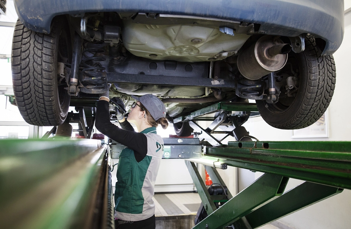 Автомобиль на техосмотре © DPA/TASS