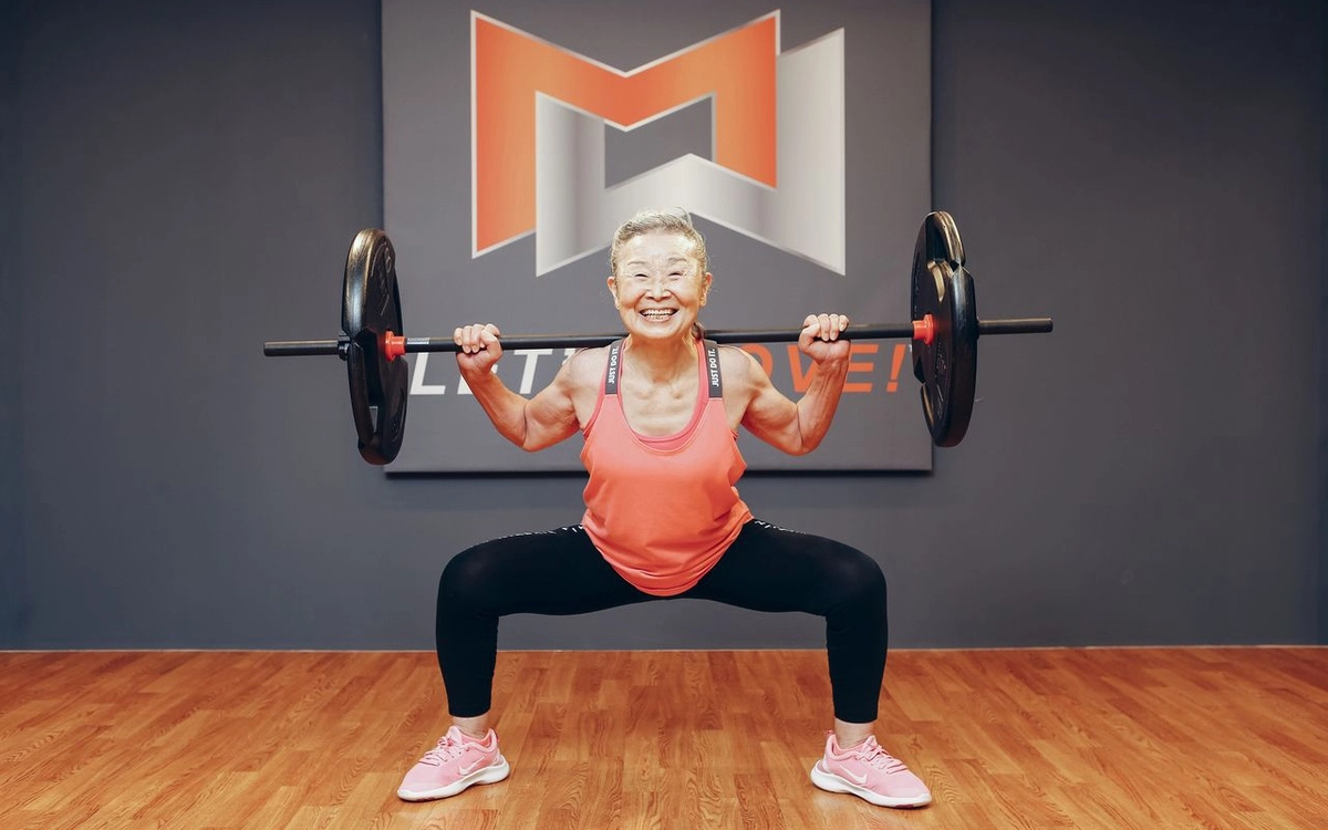 Несмотря на то, что пожилая женщина достигла своей первоначальной цели и похудела на 15 килограммов, она продолжала тренироваться