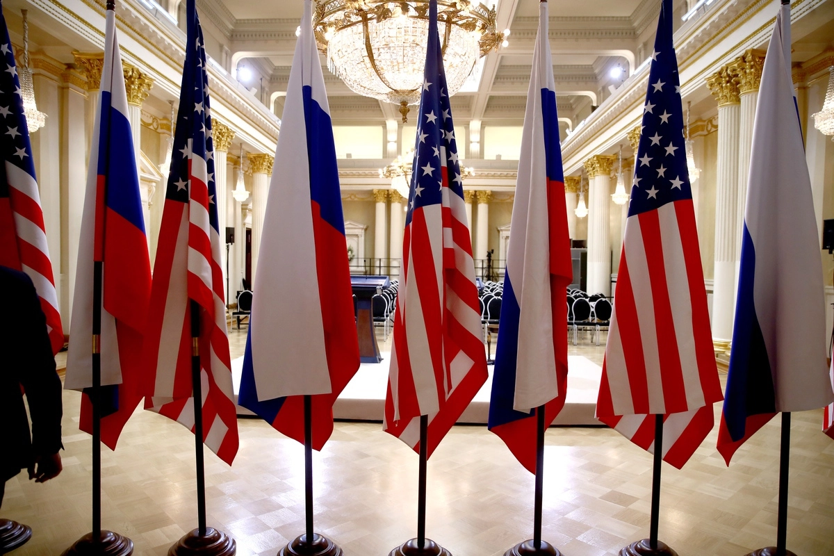 Российские и американские флаги.
